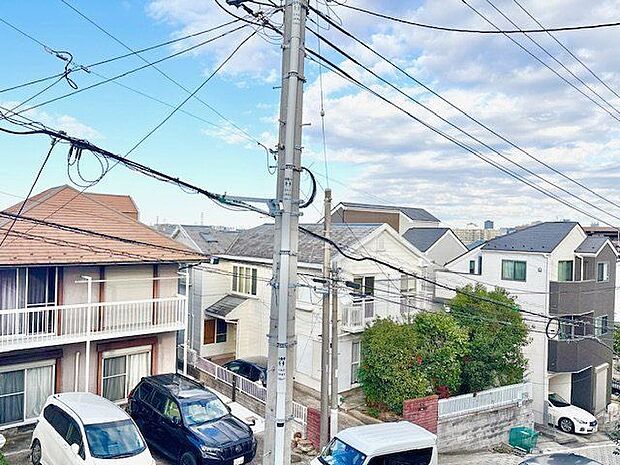 外の景観に左右されないプライベート空間を確保した住空間です。