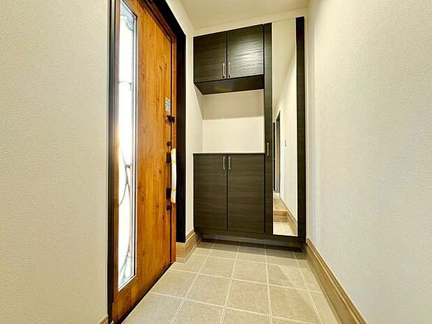 毎日出入りに使う玄関は外出する時は爽やかに、帰宅するときはホッとする落ち着いた空間へ。