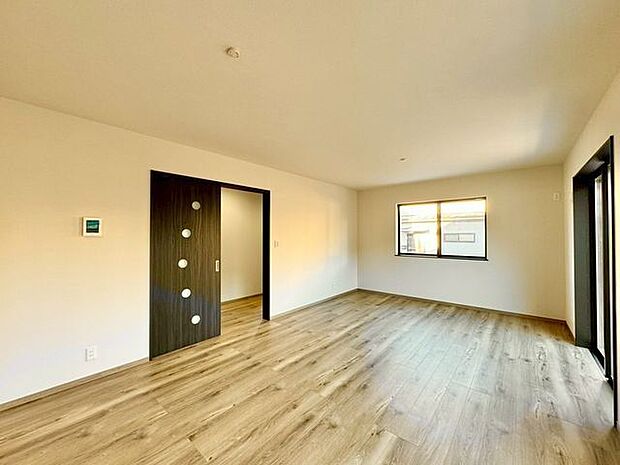 開放感あるリビングは家具配置も自由自在。くつろぎと楽しいひとときをお過ごしください。