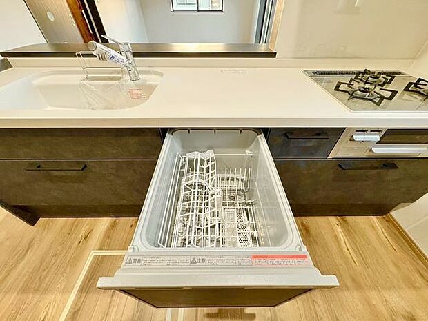 ビルトイン食洗機は作業台が広く使え、見た目もスッキリ。節水や節電も充実して家事の手助けをしてくれます。
