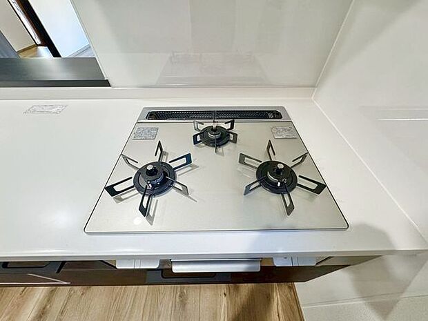 三口コンロで、お料理の効率もアップ。使い勝手の良さを考えました。フラット天板で、お手入れもラクラク。