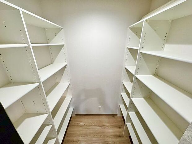 キッチンには食品のストックに便利なパントリーをご用意。すっきりとした空間でお料理を行うことができます。