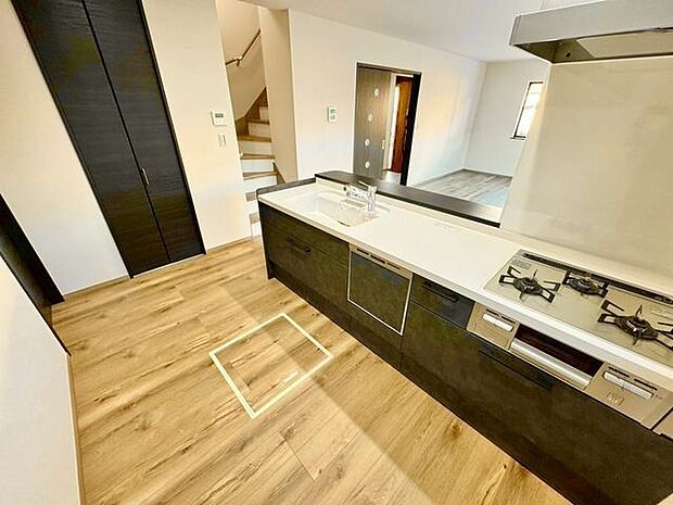 お料理を作って食べて、いつもと変わらないひと時がとっておきの時間へ。キッチンから心豊かな暮らしを。