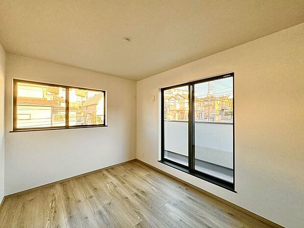 居心地のいい暮らしには欠かせない眩い採光。ゆったりとした幅の窓からこの空間に降り注ぐ採光が絶えません。