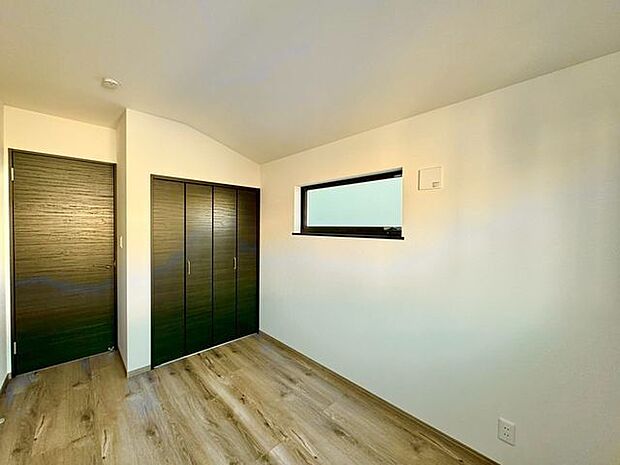 ナチュラルカラーのフローリングのお部屋は、温かみを感じさせリラックスをもたらす効果があります。