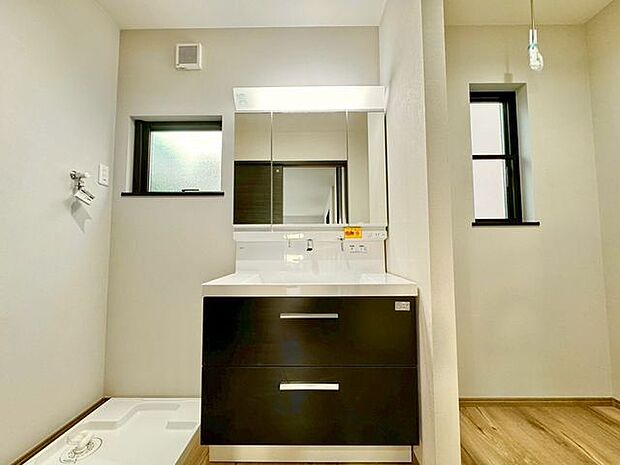 清潔感のある色合いのプライベート空間は、身だしなみチェックや肌のお手入れに最適です。