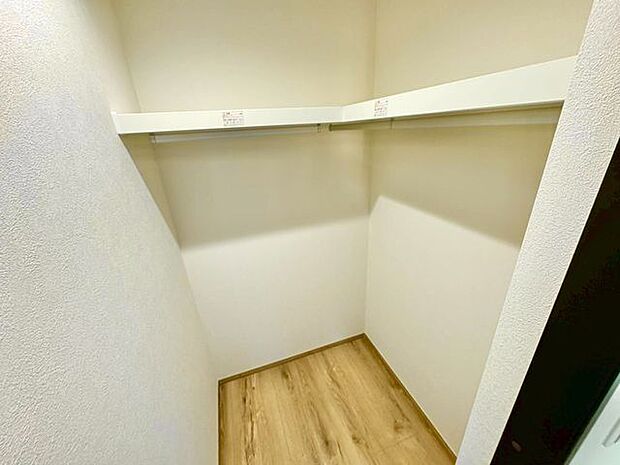 大容量収納可能なウォークインクローゼットはシーズンオフの服や普段使わない物をたくさん収納できます。