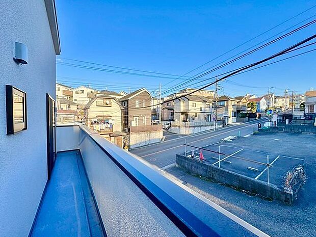 バルコニーは洗濯物を干せる広さがあり、太陽の陽射しでしっかりと乾きそうです。