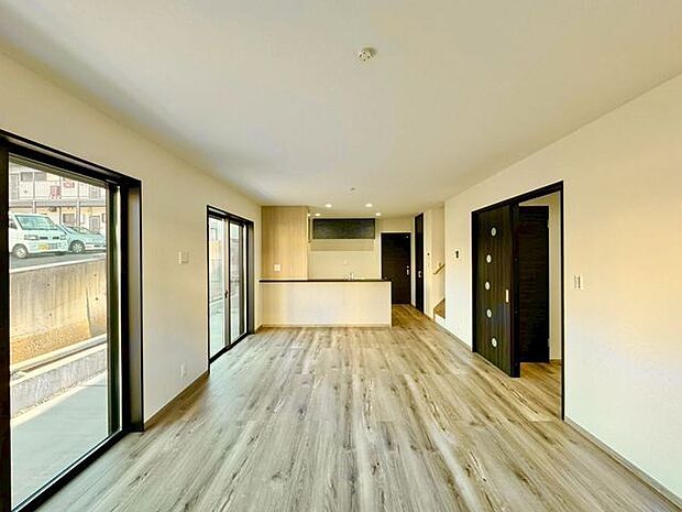 窓越しに射し込む自然光が風合い豊かな室内を照らし出し、落ち着きのある上品な空間を演出します。