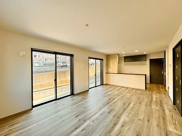 ゆとりの広さのLDK。明るい日差しが差し込む家族の笑顔が集まる場所に。やすらぎの暮らしを叶えます。