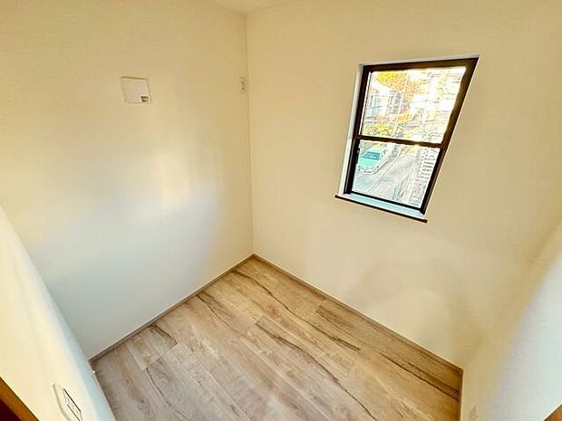 2.5帖のサービスルームは収納としても、書斎としても使用可能。