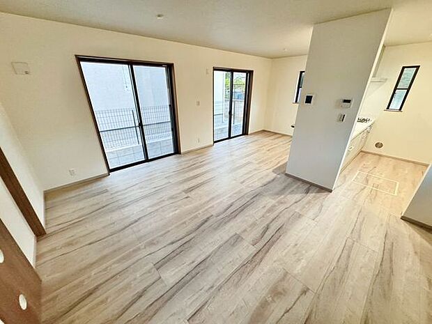 壁紙や設備の使用感、天井の高さなど、写真では伝えられないポイントを実際に現地でチェックしてください。