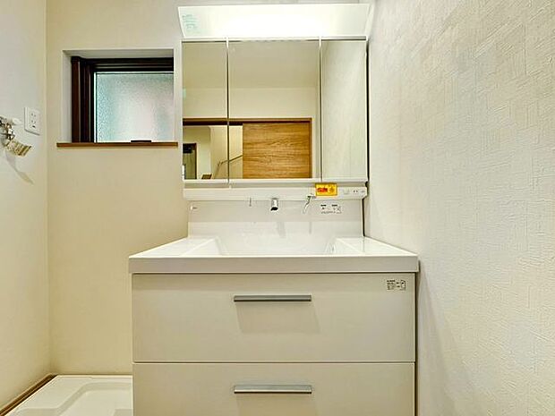 毎日使う場所だからこそ、使い勝手を考慮しました。白を基調に、飽きのこない空間は質感豊かな仕上がりに。