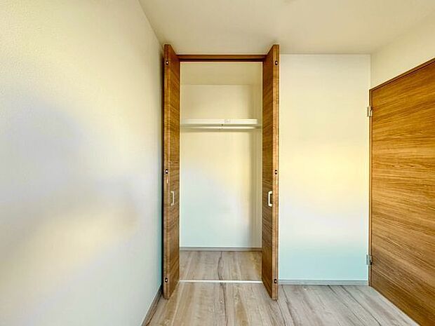 クローゼットをご用意。タンスなどを置かなくてもいいので、お部屋を広く使うことができます。