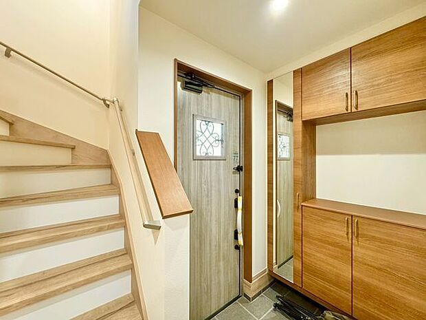 玄関はお家の顔としてすっきりとした素敵な空間に。印象のよい玄関は爽やかな住まいへの入り口です。