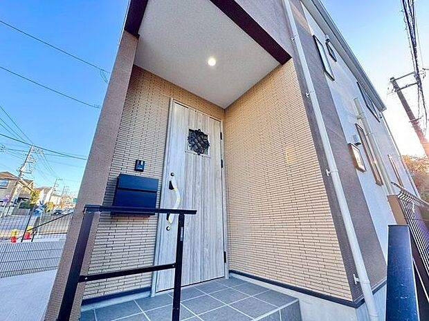 ただいまと叫びたくなるような玄関は毎日の行き帰りで使う空間。明るく迎えてくれるお部屋は嬉しいですね。