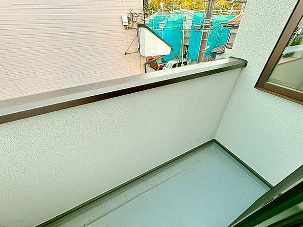 バルコニーは洗濯物を干せる広さがあり、太陽の陽射しでしっかりと乾きそうです。