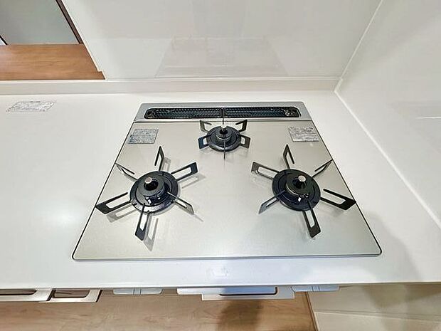 忙しいときでも一度にたくさんの料理が作れる3口コンロ。使い勝手の良さを考えました。