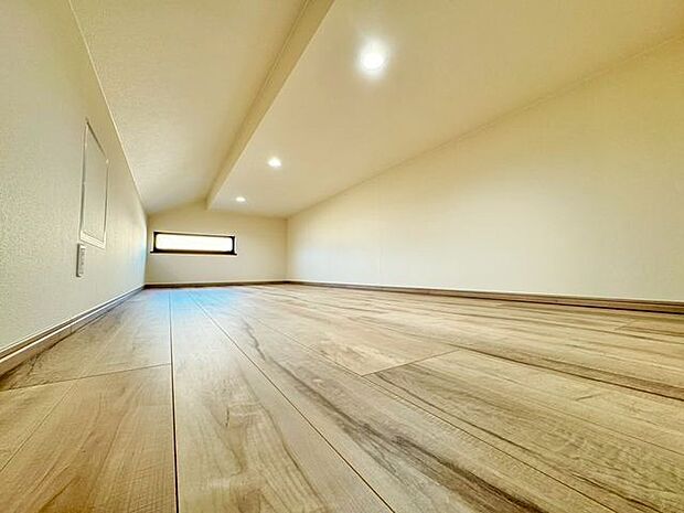 お子様には絶好の遊び場であるロフト。広々としたロフトは様々な用途で使用可。季節物を収納にも最適です。