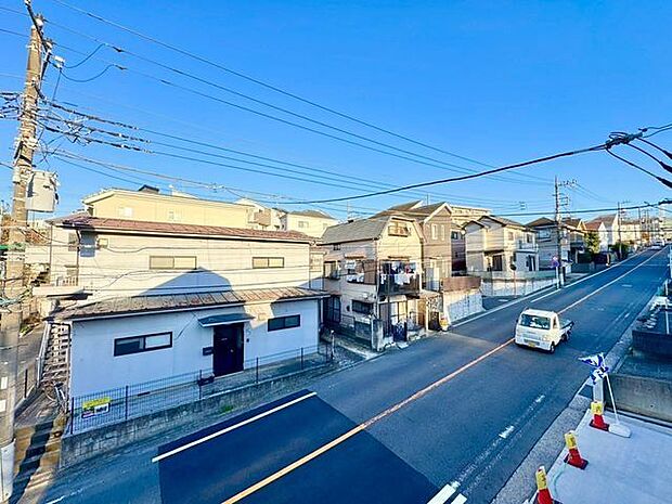 落ち着いた街並みの中で、穏やかな日常を感じられるお住まいです。