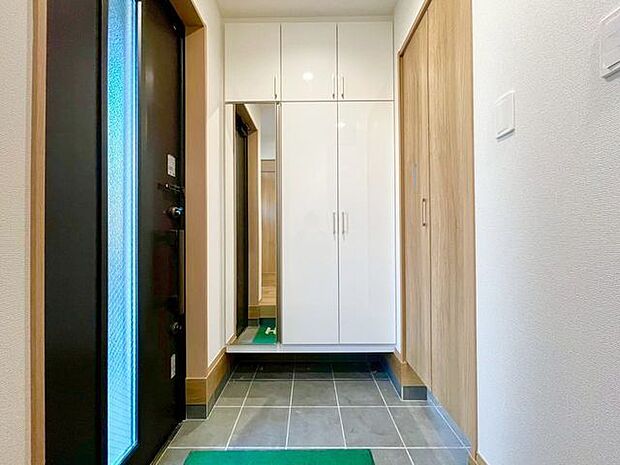 上質感漂うゆとりの広さの玄関スペース。安らぎに満ちた生活空間を予感させてくれます。