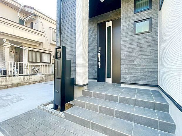 玄関はお家の顔としてすっきりとした素敵な空間に。印象のよい玄関は爽やかな住まいへの入り口です。