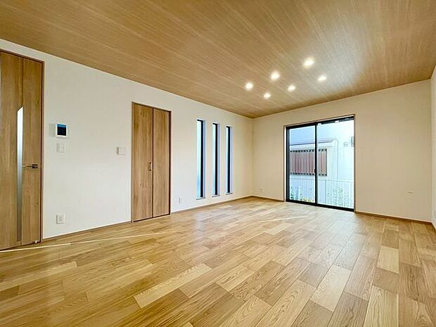 大きな窓を配置して明るく広がりのあるリビングにしました。家族の声が明るく響くオープンスペースです。