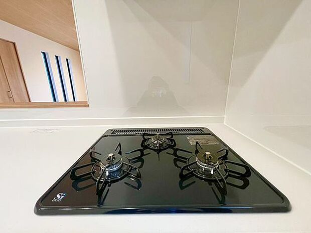 忙しいときでも一度にたくさんの料理が作れる3口コンロ。使い勝手の良さを考えました。