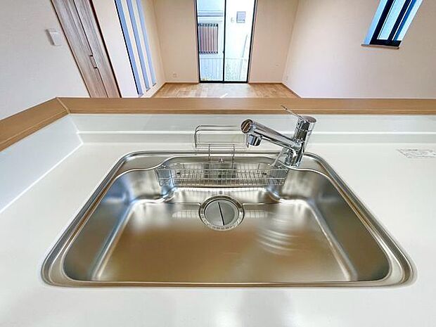 蛇口をひねるとすぐにきれいなお水が使える蛇口一体型浄水器を設置。