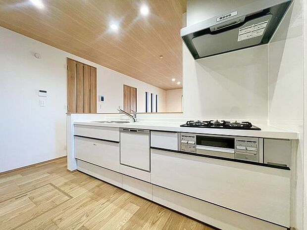 ホワイトを基調とした清潔感のある対面キッチンは、家事をする方とリビングにいるご家族を優しくつなぎます。