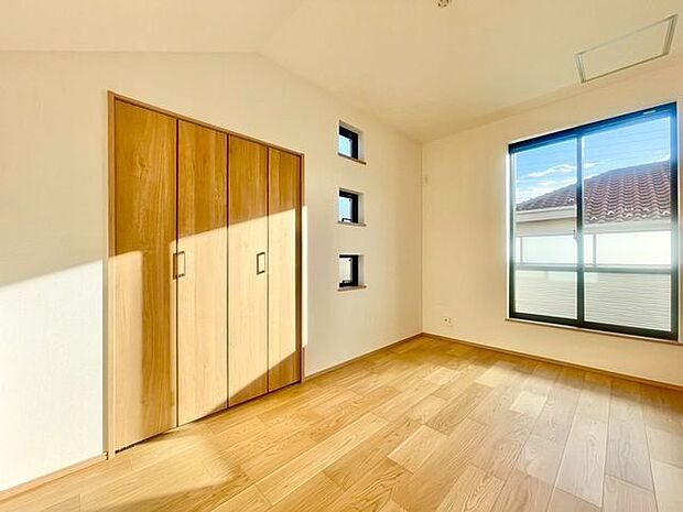 開口部が広くたくさんの陽を取り入れます。窓を開ければ気持ちよい風が舞い込んできて開放的な空間を演出。