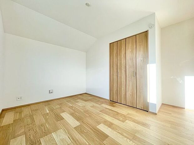 住まう方自身でカスタマイズして頂けるように「シンプル」にデザインされた室内。