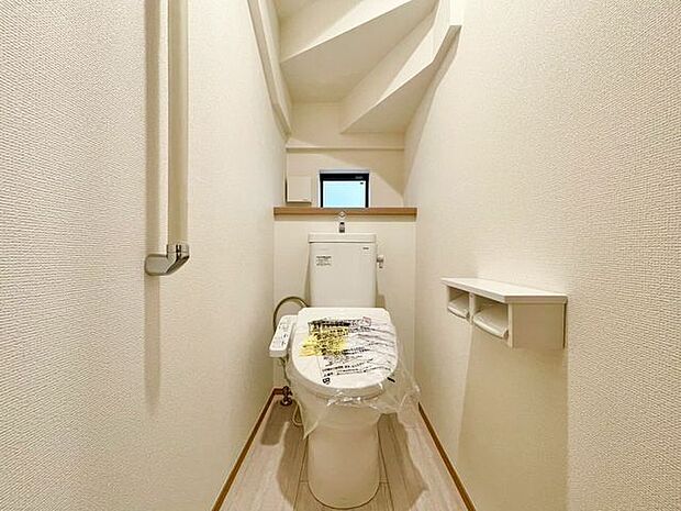 換気と明るさに配慮した、清潔感溢れるトイレ。落ち着いた空間で安らぎのひとときをお過ごしいただけます。