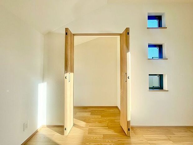 充分な収納スペースを確保。居室内に余計な家具を置く必要がないので、シンプルですっきりとした暮らし。