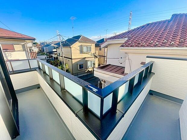 広々としたバルコニーに出た時には、頬をなでる優しい風を感じることが出来ます。