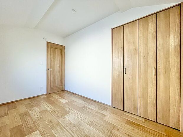 木のぬくもりを感じられる、のびのびとした明るい洋室です。いつまでも快適に暮らせる空間が広がります。