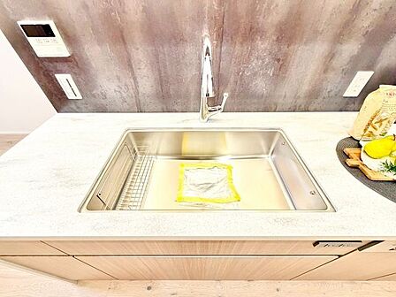 大きな調理器具や食器類もゆったり洗えるシンクです。