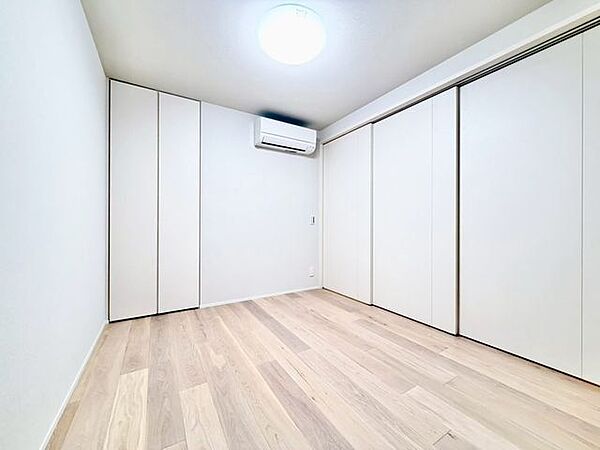 過ぎ行く時間をゆったりと感じることができる落ち着いたお部屋。プライベートな時間を満喫できます。