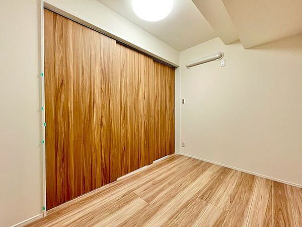 一日の疲れをいやしてくれる主寝室。時を忘れて過ごす場所として過ごせるお部屋。