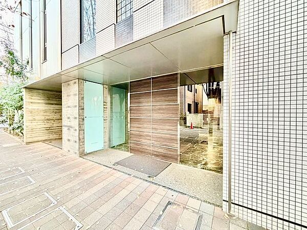 日常の始まりを彩るエントランス空間。洗練されたシンプルな空間が住まう方を静かに迎え入れてくれます。