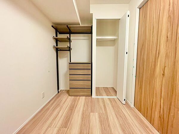 充分な収納スペースを確保。居室内に余計な家具を置く必要がないので、シンプルですっきりとした暮らし。