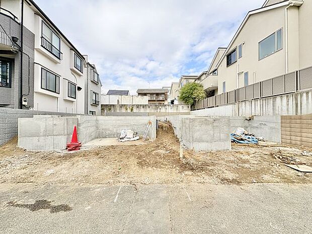 陽の光に照らされて美しく輝く土壌は、訪れる人を温かく迎えてくれます。愛着が生まれる住まいをこの地に。