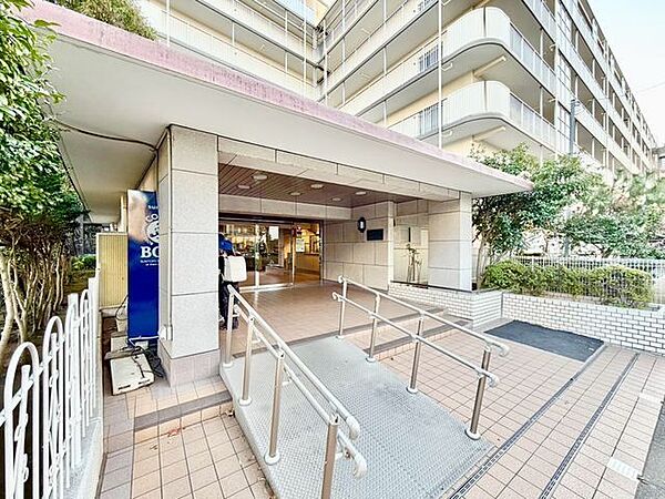 街の環境と住む人の暮らしを第一に考え、そこでしかできないエントランスを作り出されたこだわり。
