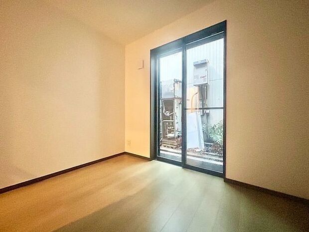 大きな窓からたっぷりと陽光が注がれる明るい空間。時を忘れて過ごせるお部屋。