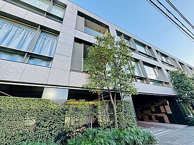 外観：都市と自然の共存により創造された美しい佇まい。やすらぎの暮らしを叶えます。