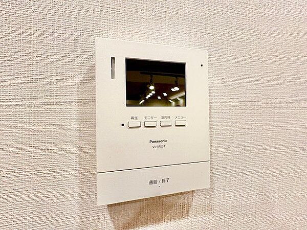 来訪者の確認ができるモニター付きインターホン完備。