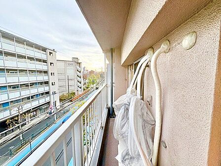 暮らしの中で光と風を演出してくれるバルコニー。開放感を演出しながら、爽やかな風が通ってきます。