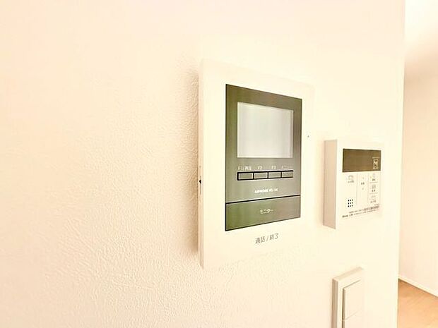 来訪者の確認ができるモニター付きインターホン完備。
