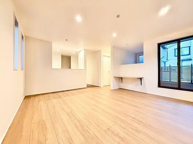 開放感と明るさをもたらす魅力のリビング。自然とくつろぎの場所に。