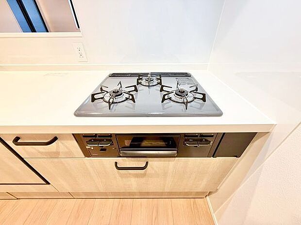 3口コンロで、お料理の効率もアップ。受け皿のないフラット天板で、お手入れもラクラク。